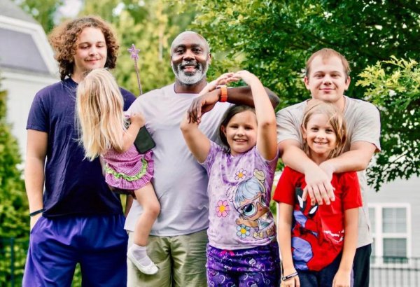 恒瑞易配 老哥10岁流浪街头，幸亏贵人相助！长大后，他收养47个娃：换我来做贵人...