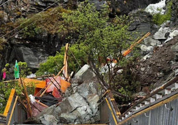 成都赚配网 一景区突发垮塌！亲历游客：离死亡最近的一次…最新消息：部分区域暂时关闭