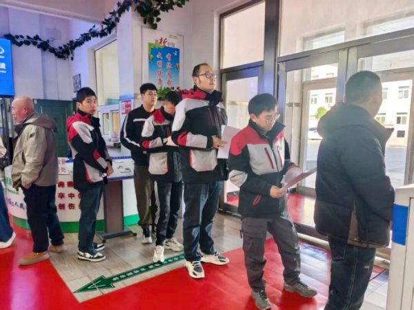 长宏网配资 内蒙古通辽市总工会为563名快递员送上免费体检